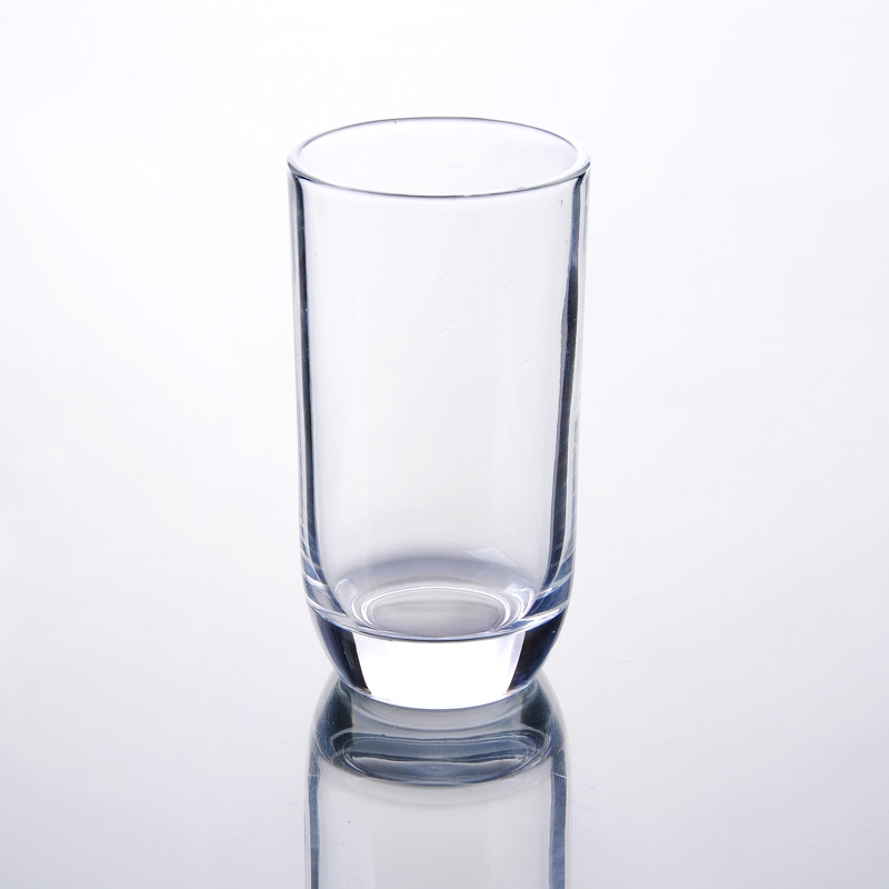 透明的玻璃水杯