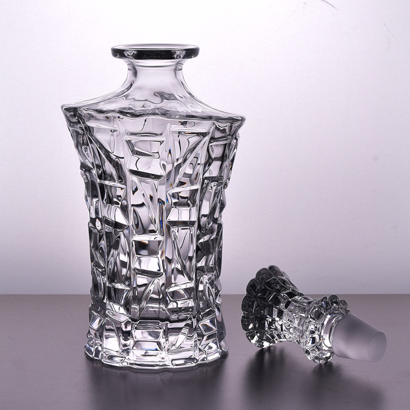 Exquisite Whiskey Decanter sets and 4 Cocktail Glasses